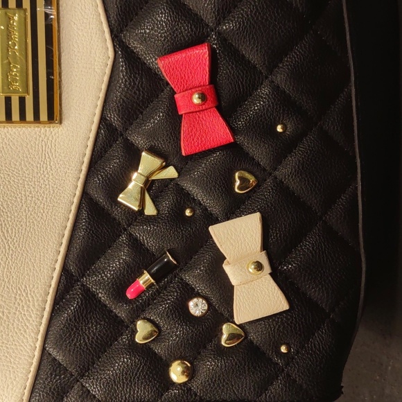 PRE USED BETSEY JOHNSON CREAM AND BLACK BOW TIE LIP STICK QUILTED SATCHEL - Picture 4 of 14